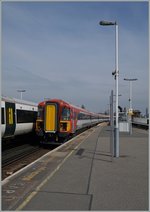 Ein Gatwick-Express Richtung Flughafen fährt ohne Halt durch den am meisten Betrieb aufweisendne Bahnhof Clapham Junction.