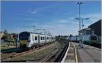 Während der Southern Dieseltriebzug 171 723  Eastbourne verlässt, wartet der Thameslink 700 142 auf einem Abstellgleis auf einen neuen Einsatz.
