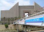 Die Fugngerbrcke zum Hotel  Le Meridien  ber die Strecke Tel Aviv-Haifa und den Kstenhighway.