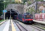 Der Regionalzug von Sorrento nach Napoli Porta Nolana fährt in den Bahnhof Veco Equense ein.