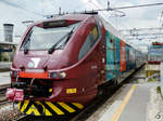 Ein Triebzug vom Typ ETR 245 fährt gerade in den Bahnhof Mailand Porta Garibaldi ein.