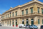 Schöne Fassade des prächtigen Bahnhofsgebäudes von Trapani in Sizilien am 29.