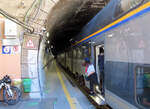 Die Zugbegleiterin vergewissert sich im Bahnhof Vernazza, ob der Fahrgastwechsel beendet ist.