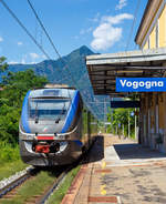  Der FS Trenitalia Minuetto Elettrico ME 009 (bestehend aus den Elementen ALe 501 / Le 220 / ALe 502), als Trenitalia Regionalzug von Domodossola nach Novara beim Halt am 03.08.2019 im Bahnhof
