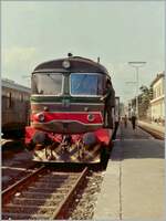 Die FS D 345 1057 wartet in Aosta mit einem Reisezug in Richtung Ivera auf die Abfahrt; allem Anschein nach gab es damals noch keine Bahnsteigdächer und auch die Unterführungen zu den