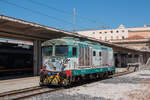 Am 29.07.2022 wartet eine Diesellok der Baureihe D445 im Bahnhof Palermo Centrale auf neue Aufgaben.
