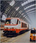 Im etwas eingenebelten Bahnhof von Milano Centrale ist die FS Trenitalia E 402 020 mit einem IC eingetroffen.