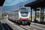 E-Lok E 402 111 zieht einen InterCity-Zug durch den Bahnhof Arezzo ohne Halt gen Süden.