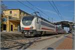 Die FS Treniatlia E 402 176 und eine weitere an der Zugsspiezte sind mit dem EN von Sicielen nach Milan unterwegs und konnte beim Halt in Parma fotografiert werden.