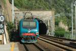 E 464 028 schiebt ihren Regionalzug nach La Spzia in den Tunnel bei Corniglia; 25.04.2009