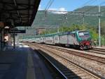 E 464.400 mit dem R 10421 von Domodossola nach Mailand-Porta Garibaldi am 16.05.2015 bei der Einfahrt in den Bahnhof von Verbania.