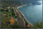 Unmittelbar an der Ligurischen Küste liegt der Bahnhof Corniglia zwischen zwei Tunneln.
