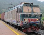 09.06.2016 17:51 FS E.633 069 mit einem Güterzug beim Zwischenhalt in Levanto.