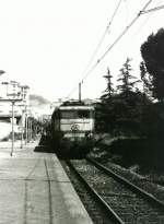 E 646 111 bei der Einfahrt in den Bahnhof Montecatini Centro im Sommer 1983. 