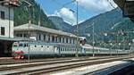 FS-Trenitalia E.652 006 mit einem Regionalzug wartet auf die Abfahrt in Richtung Bolzano/Bozen (Bahnhof Brennero/Brenner, 23.08.2001); digitalisiertes Dia.