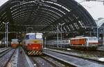 Blick in die Halle des Bahnhofes Milano Centrale im April 1996: Links eine unbekannte E 656, in der Bildmitte die E 656 201, rechts die E 444 187.