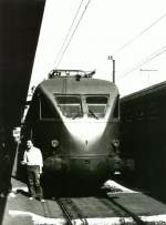 Die zwischen 1942 und 1946 gebauten Triebwagenzge der Baureihe ALe 883 waren bis zum 27.7.1995 im Einsatz. Im Frhling 1983 sind sie noch regelmssig im Personenzugdienst anzutreffen, wie hier in Pistoia auf dem Weg nach Bologna.

Erfreulicherweise konnten zwei Triebwagen dieser Gattung von der  Gruppo ALe 883  gerettet werden.