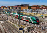 Farbenfroher Regionalzug verlässt den Bahnhof Bologna.