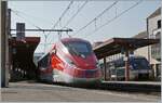 Der FS Trenitalia ETR 400 050 ist auf dem langen Weg von Milano Centrale nach Paris Gare de Lyon als FR 9292 unterwegs und hält im Bahnhof Chambéry-Challes-les-Eaux.