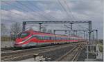 Der FS Trenitalia ETR 400 052 macht seiner Bezeichnung alle Ehre und fährt unglaublich schnell durch den Bahnhof Reggio Emilia AV Richtung Süden.