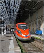 Unter der schöne Bahnhofhalle von Lyon Perrache zeigt sich der formschöne FS Trenitalia ETR 400 031, der als Frecciarossa FR 6647 um 11:48 in Lyon Perrache angekommen ist und bis zur