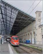 Der FS Trenitalia ETR 400 031 ist als Frecciarossa FR 6647 um 11:48 in Lyon Perrache unter der mächtigen Halle angekommen und bleibt bis zur Rückfahrt um 13:11 als FR 6654 nach Paris gleich