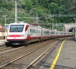 08.06.2016 18:03 ETR 460 25 als Frecciabianca aus Torino Porta Nuova nach Roma Termini bei der Durchfahrt durch den Bahnhof Levanto.