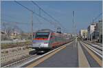 Der FS Trenitalia ETR 485 037 ist als Frecciargento 8306 in Trani bei der Durchfahrt auf dem Weg von Lecce nach Roma Termini.