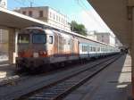 Diesellok D 445.1119 in alter Lackierung mit Personenzug am 22.10.2005 in Cagliari, loksbespannte Zge fahren nur im Sdteil der Insel, im dnnbesiedelten Norden nur Triebwagen.