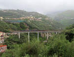 Fahrgastwechsel in luftiger Höhe: Der Bahnsteig des Bahnhofs Seiano zwischen Napoli und Sorrento befindet sich auf dieser hohen Brücke.