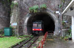 Regionalzug von Sorrento nach Napoli Porta Nolana fährt aus dem Tunnel in den Bahnhof Seiano ein.