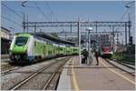 Der Trenord ETR 421 045 ist als RE von Milano Porta Garibaldi auf dem Weg nach Porto Ceresio und ist in Varese angekommen.