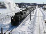 C11 171 erreicht mit ihrem Zug namens  Das winterliche Moorland  die Station Shibecha im Osten der Nordinsel Hokkaido.