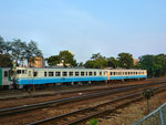 Lokalverkehr auf Shikoku - der Nordosten: Im Spitzenverkehr werden noch die alten Staatsbahn-Triebwagen im blauen Anstrich von JR Shikoku eingesetzt.