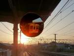 Serie 105 (4-türig): Gojô in der untergehenden Sonne - der rot beschienene KUMOHA 105-506 wartet am Bahnsteig.