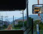 Serie 105 im Hinterland von Fukuyama: Ein Bild der Strecke aufzunehmen ist durch das verglaste Führerstandrückfenster und die verschiedenen Anzeigetafeln im Frontfenster hindurch schwierig.