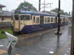 Serie 111 u.113 im Regen: Steuerwagen KUHA 111-2159 in Ôto (östlich von Tokyo).