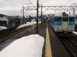 Serie 115 des zentraljapanischen Hochlands: An der Pass-Strecke, die das Japanische Meer mit dem Nagano-Becken verbindet, steht ein Zug im Bahnhof Arai.