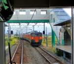 Serie 115 der Region Niigata: Einige Züge haben wieder ihren Originalanstrich dunkelgrün / orange bekommen.