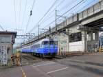 Serie 115 der Region Niigata: Eine Anzahl modernisierter Züge dieser Serie hat einen blauen Anstrich bekommen, wie hier der Dreiwagenzug mit motorisiertem Endwagen KUMOHA 115-1047 in Nagaoka,