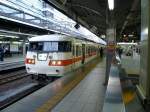 Serie 117: Ein Zug mit Steuerwagen KUHA 116-203 wartet am frühen Morgen im Hauptbahnhof Nagoya auf Abfahrt.