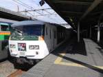 Series 185 EMU als Limited Express Odoriko 105 im Bahnhof von Ofuna.