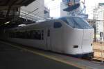 EMU 281 Series als Limited Express HARUKA (Kansai Airport Express) vom Osaka Kansai Airport nach Kyoto in Shin-Osaska (22.09.2013)