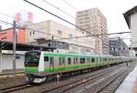 Serie 233 für weite Distanzen um Tokyo herum (Serie 233-3000): Diese Züge haben nicht nur Wagen mit Längssitzen wie üblich im S-Bahnverkehr, sondern auch Wagen mit Sitzgruppen und