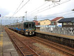 Die Ainokaze Toyama Bahn: Auf der seit der Eröffnung der Hochgeschwindigkeitsbahn Shinkansen heute privat betriebenen Hauptstrecke dem Japanischen Meer entlang nach Norden fahren zwei