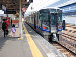 Noch sind die Züge der Hapi (Happy) Line Fukui im Anstrich von JR West-Japan, aber mit gelöschtem  JR -Zeichen.