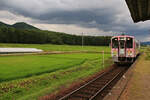 Die Aizu Privatbahn: Triebwagen AT 552 im hochsommerlichen Aizu Nagano.