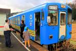 Auf der Akita Nairiku Lokalbahn im äussersten Nordwesten von Japan wartet Triebwagen 8807 eine Kreuzung ab.