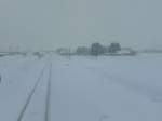 Akita Nairiku Bahn, Sdabschnitt: Im heftigsten Blizzard fhrt Wagen 8805 auf seiner Fahrt nach Norden durch die Hochebene von Zentral-Akita; bei Ugo ta, 14.Februar 2013.