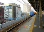 Die Chizu Kyûkô Privatbahn: Hier braust ein Intercity Expresszug der Chizu Kyûkô (Serie HOT 7000), von Tottori am Japanischen Meer herkommend, durch das Ballungszentrum von